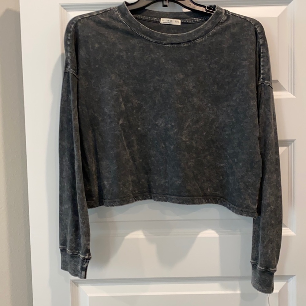 Gray long sleeve crop top. Size medium.